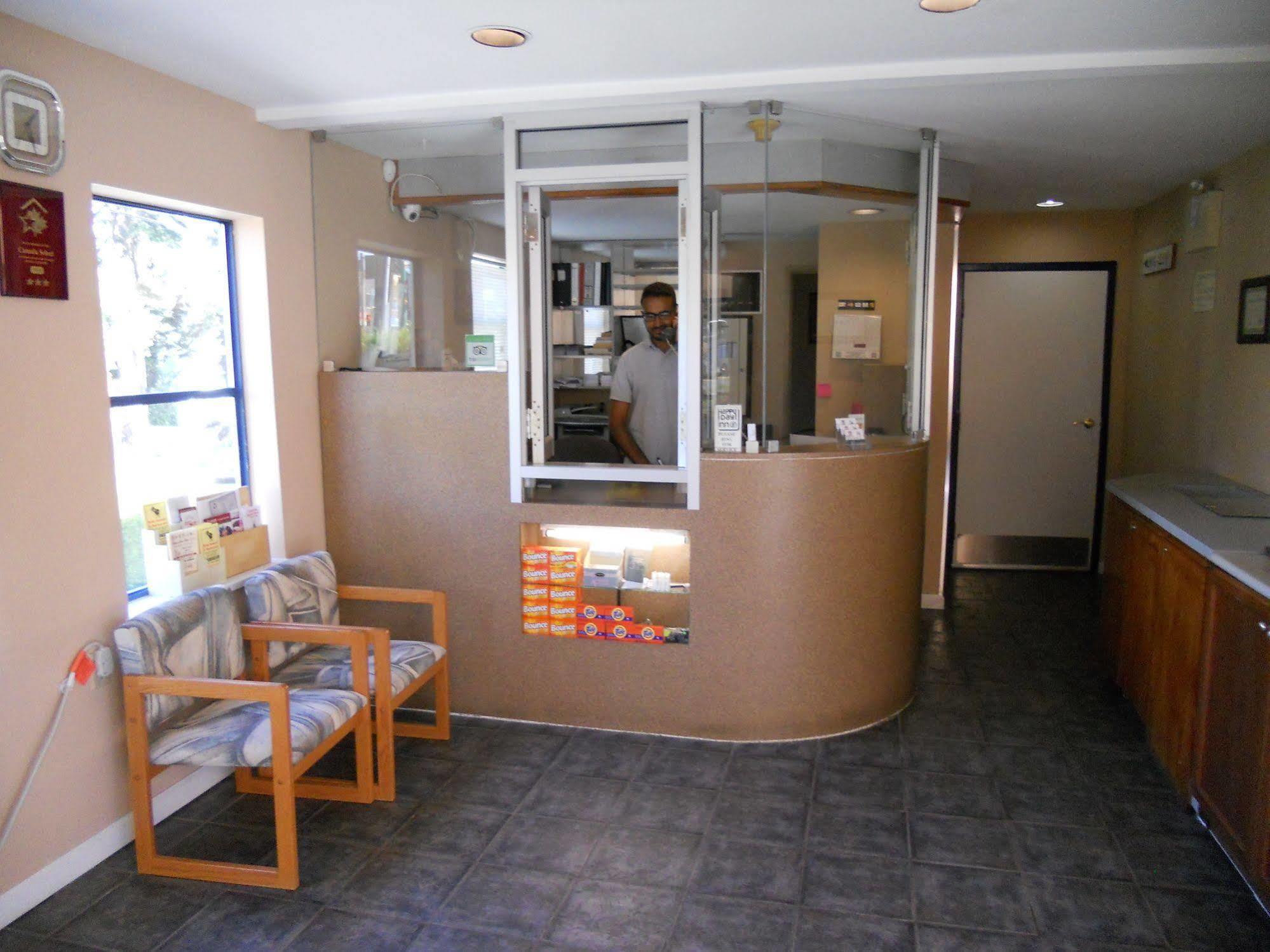 Happy Day Inn Burnaby Dış mekan fotoğraf